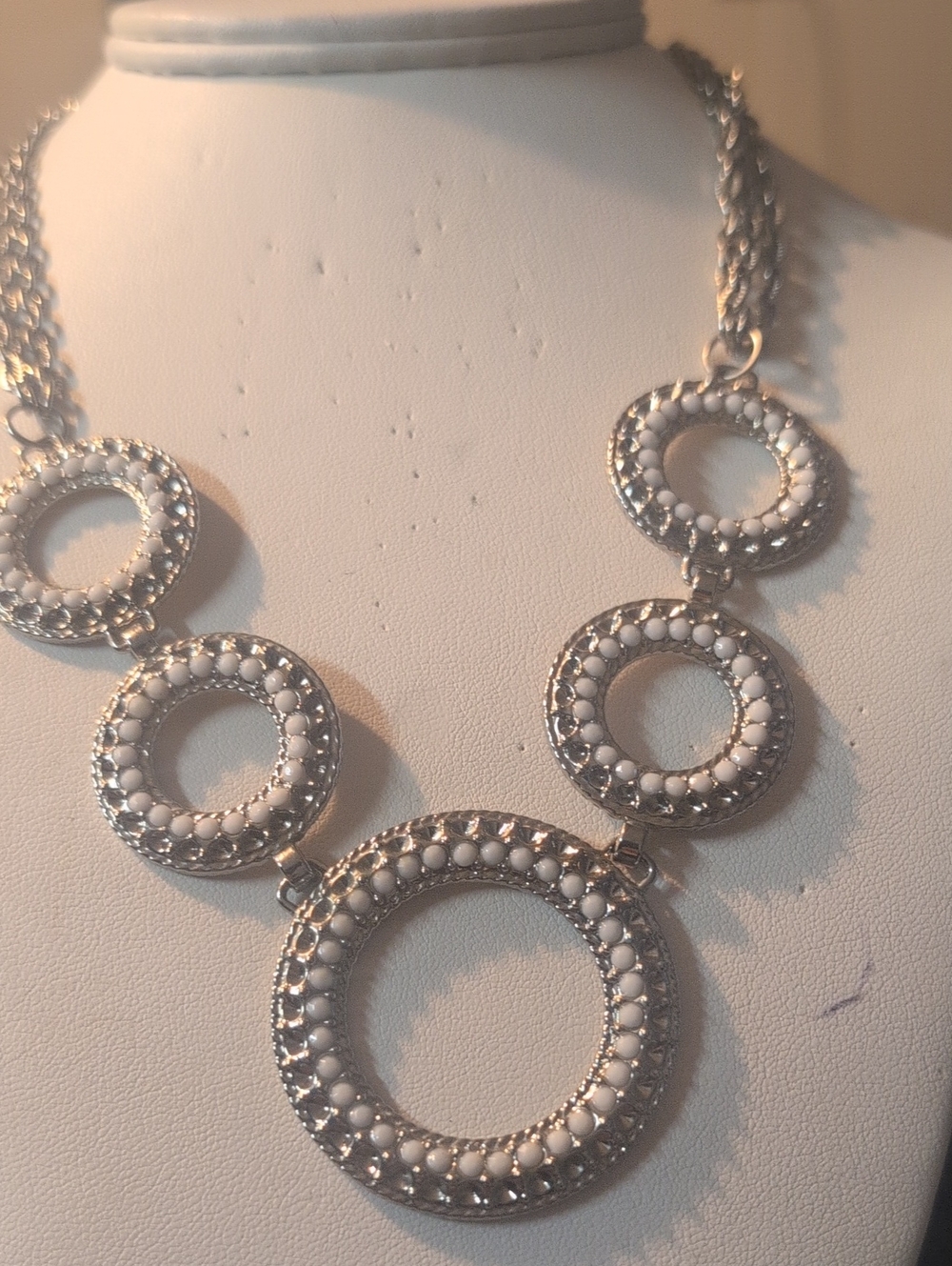 Daisy Fuentes White and Silver Circular Link Necklace